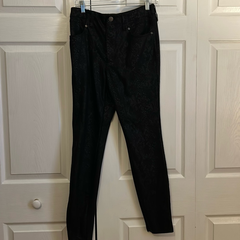 Black skinny pants, with silver reptile reflected finish